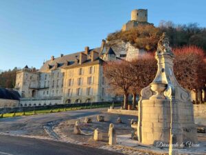 Embarquons pour un voyage dans le temps au Château de La Roche-Guyon !